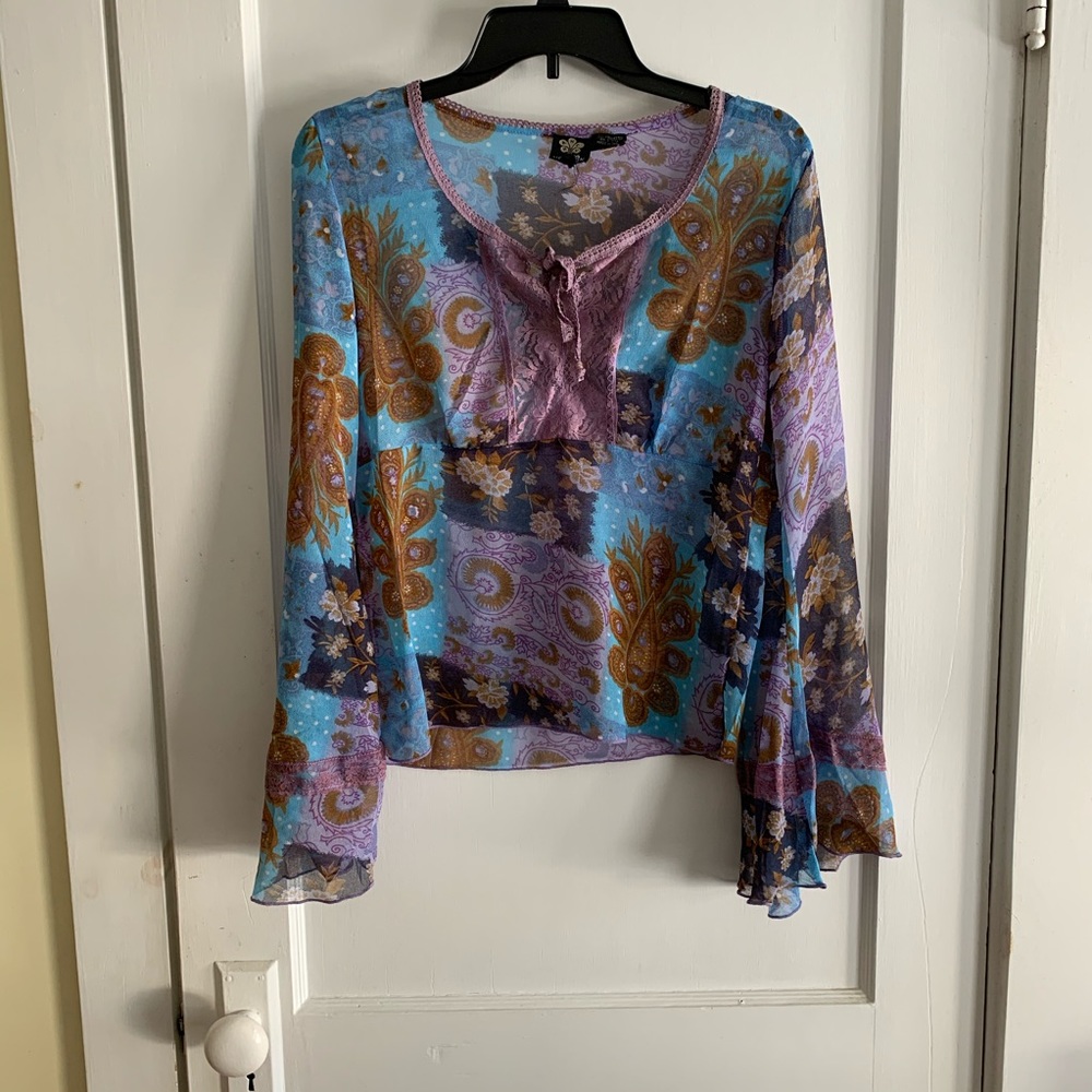 🌸 Bell sleeve! Super cute!